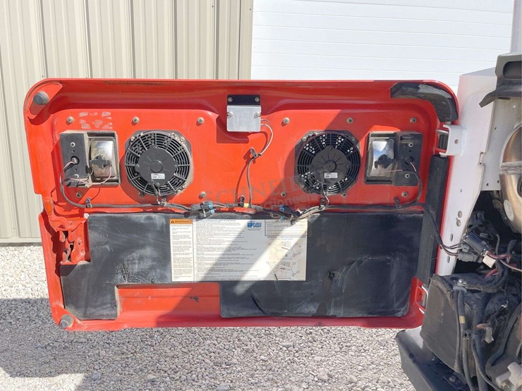 2016-bobcat-t750-image-31