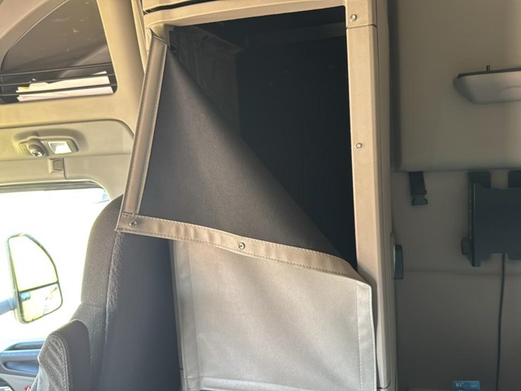 2023-peterbilt-579-image-62