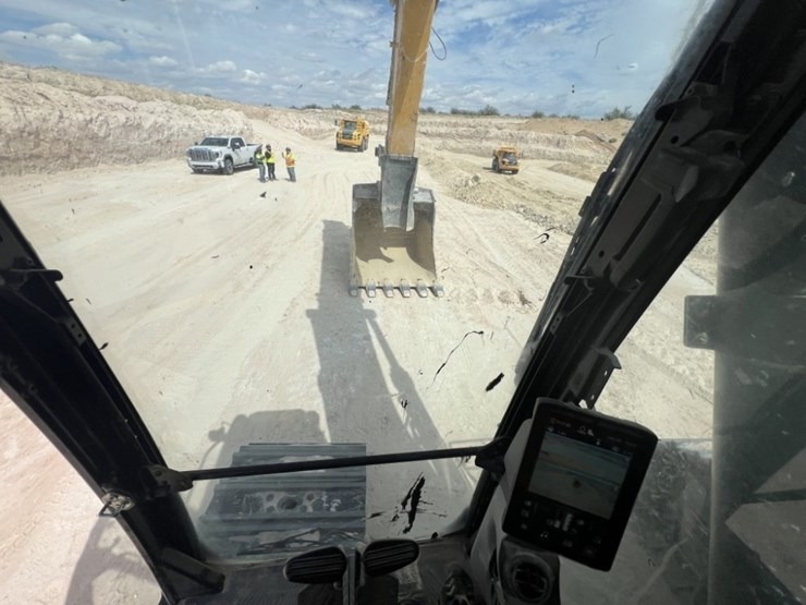 2021-caterpillar-395-image-47