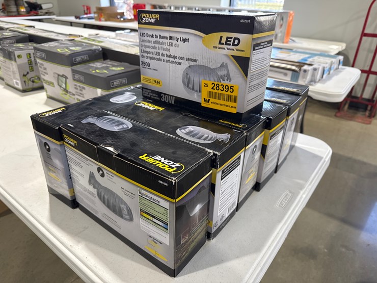 #28395-•-lot-of-(8)-power-zone-led-dusk-to-dawn-utility-lights-image-1