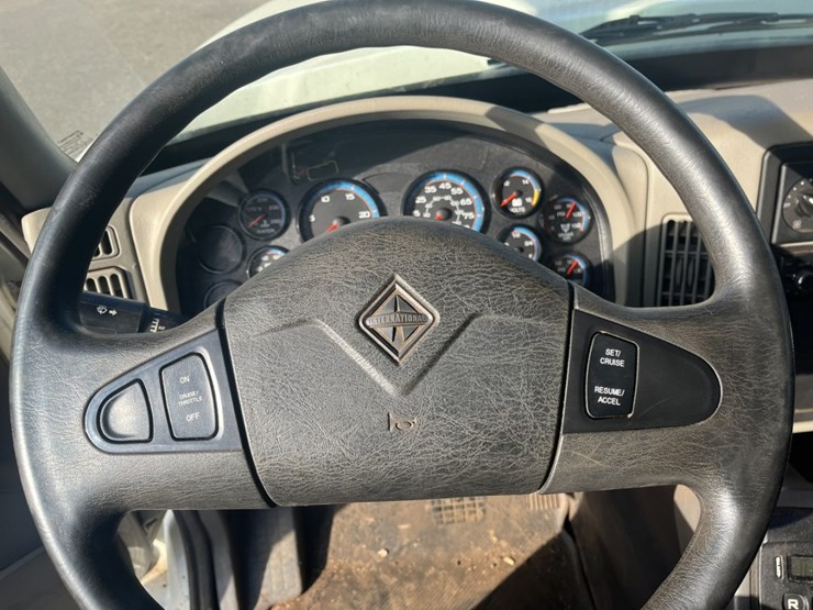 2011-international-7600-image-130