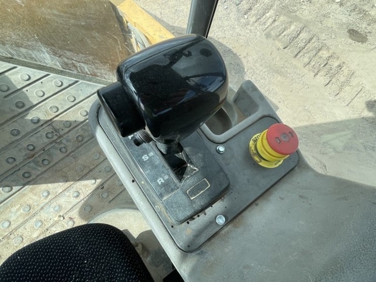 2014-volvo-sd160-vibratory-roller-image-17