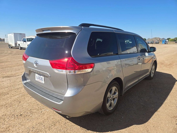 2012-toyota-sienna-le-image-3