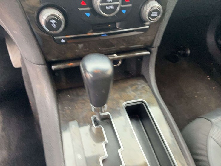 2012-chrysler-300-c-sedan-4d-image-25