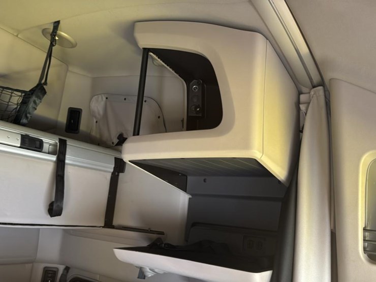 2023-peterbilt-579-image-52