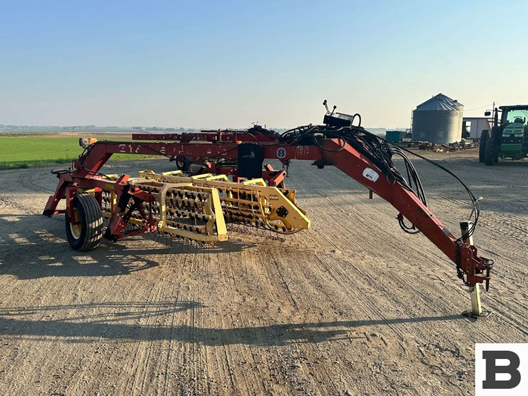 new-holland-216-image-7