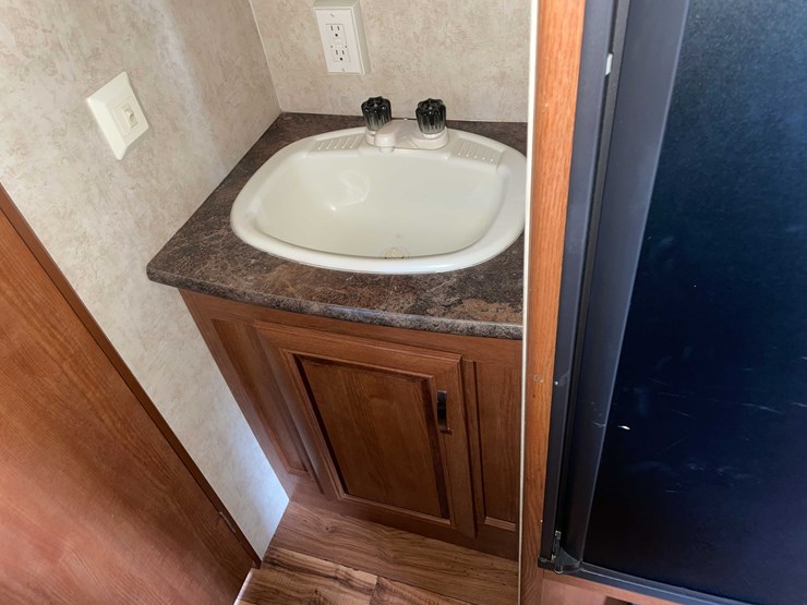 #1378-•-2015-salem-cruise-lite-camper-(no-title)-(of)-image-58