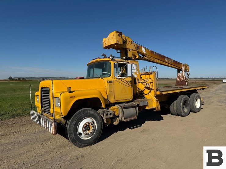 1969-mack-boom-truck-image-2