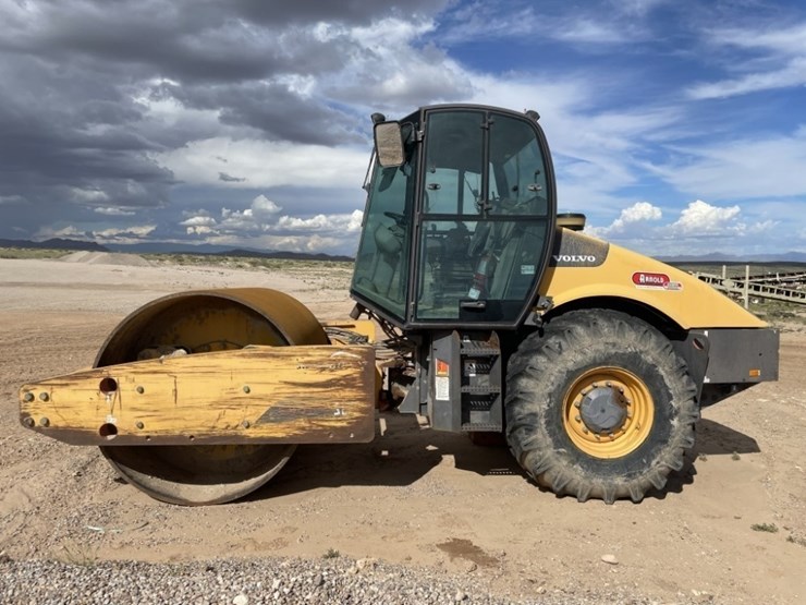 2014-volvo-sd160-vibratory-roller-image-2