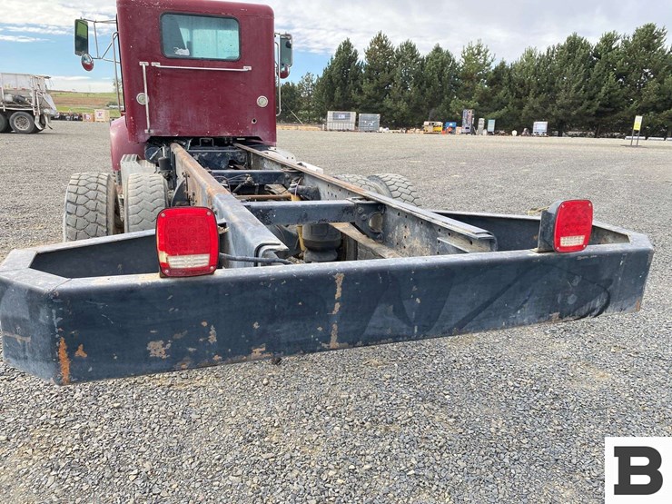 2002-peterbilt-330-image-25