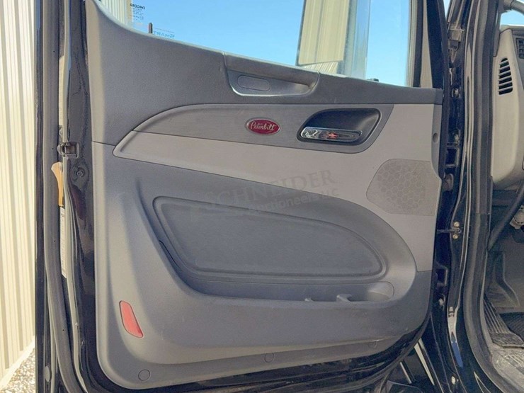 2017-peterbilt-579-image-56