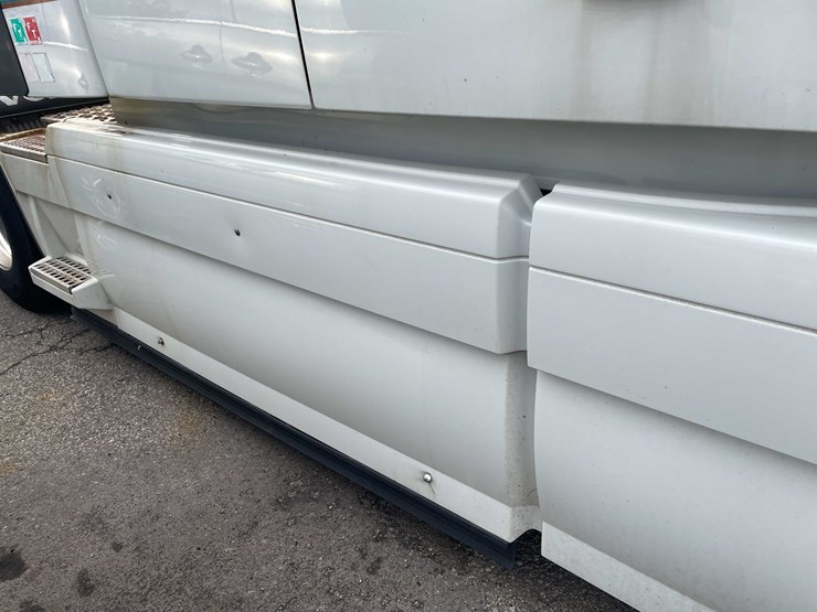 #1372-•-2014-volvo-sleeper-semi-(has-wi-title)-(of)-image-22