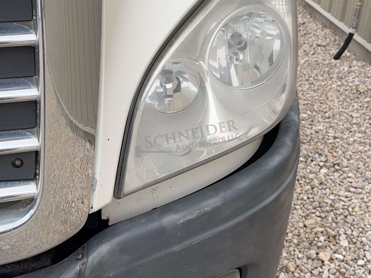 2012-freightliner-cascadia-113-image-12