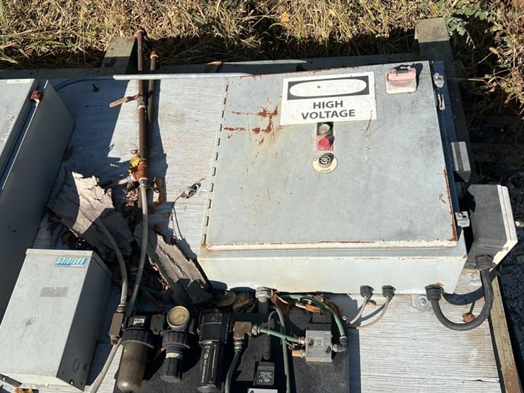 #4714-•-16’x16’-clemco-abrasive-blast-room-image-15