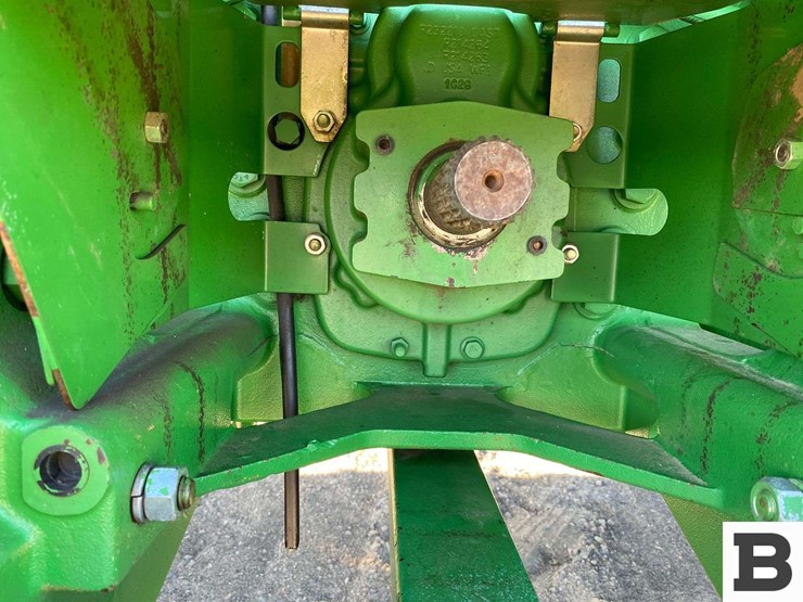 2011-john-deere-8285-tractor-image-31