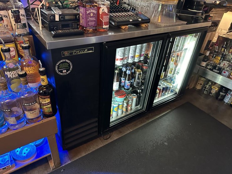 #100-•-waterfront-pub-with-4-bed/2-bath-apartment-image-36