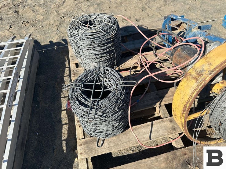 wire-fence-roller,-barb-wire-image-6