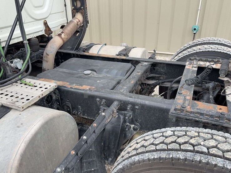 2012-freightliner-cascadia-113-image-91