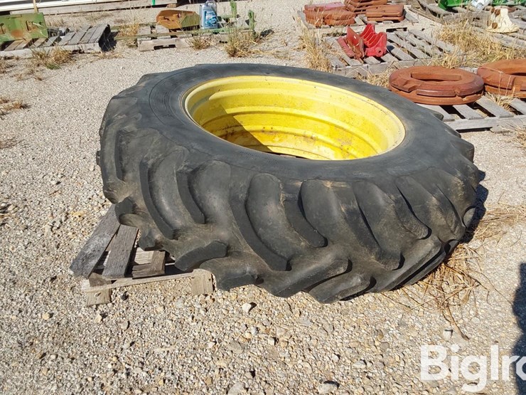 multi-trac-l/s-rear-tractor-16.9x34-bar-tire-on-john-deere-rim-image-4