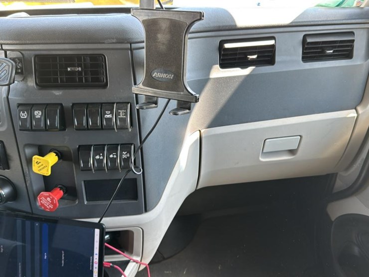 2023-peterbilt-579-image-59