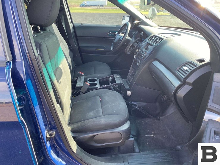 2016-ford-explorer-image-21