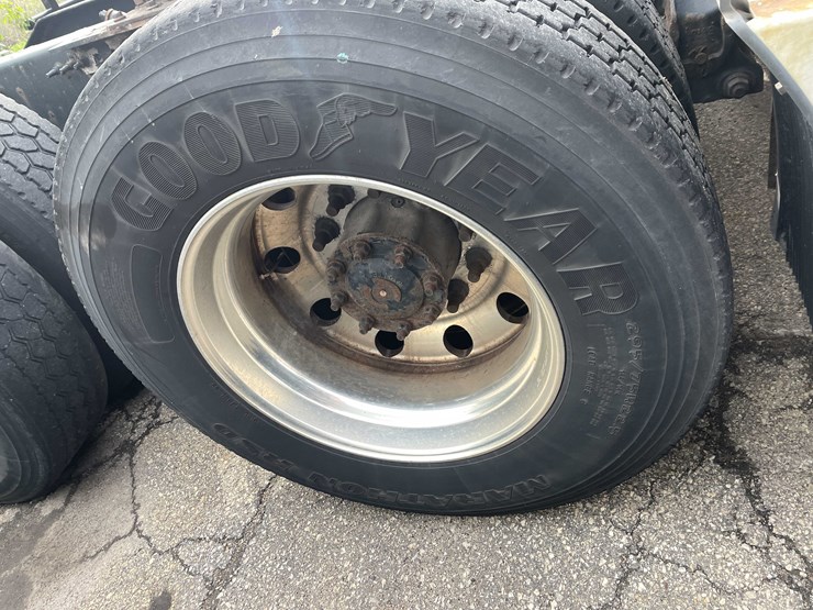 #1372-•-2014-volvo-sleeper-semi-(has-wi-title)-(of)-image-84