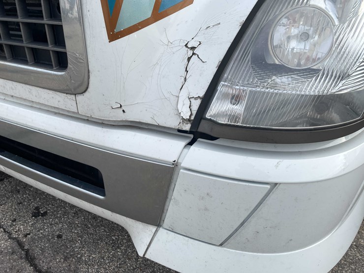 #1372-•-2014-volvo-sleeper-semi-(has-wi-title)-(of)-image-12