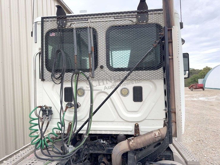 2012-freightliner-cascadia-113-image-24