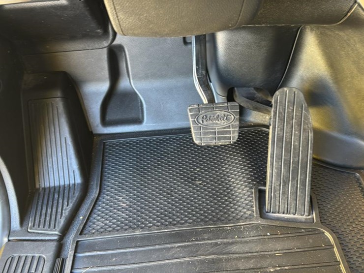 2023-peterbilt-579-image-42