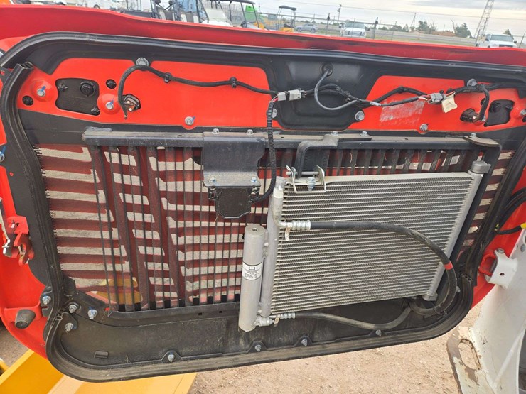 2023-bobcat-t64-image-14