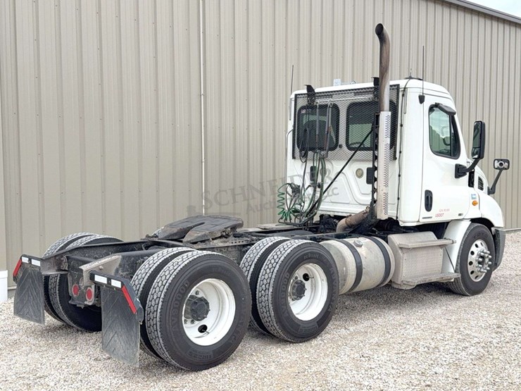 2012-freightliner-cascadia-113-image-5