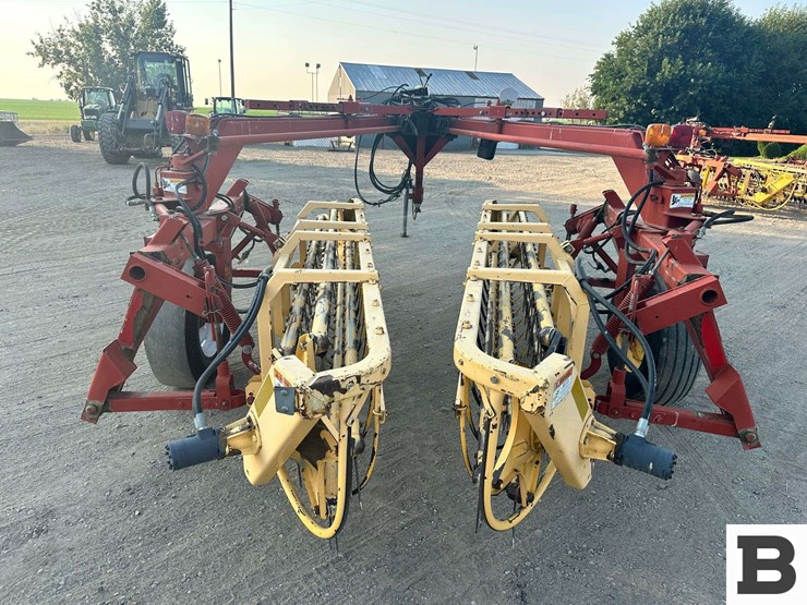 new-holland-216-image-4