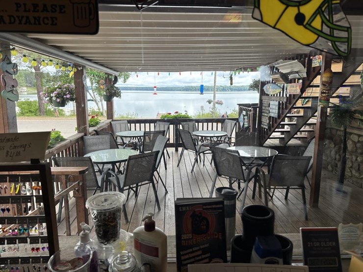 #100-•-waterfront-pub-with-4-bed/2-bath-apartment-image-32