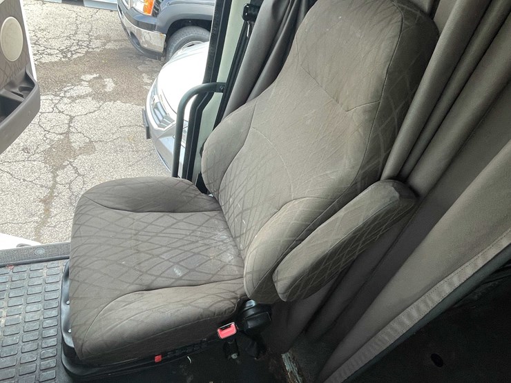 #1372-•-2014-volvo-sleeper-semi-(has-wi-title)-(of)-image-67