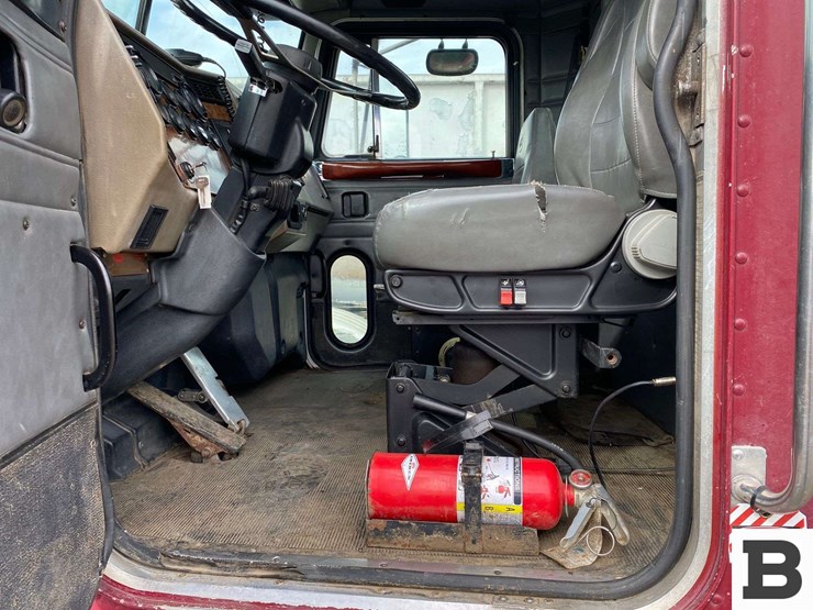 2002-peterbilt-330-image-46