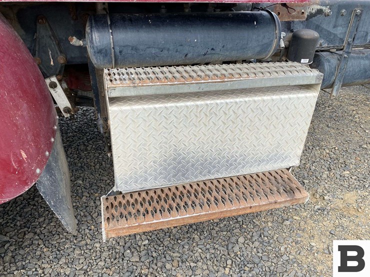 2002-peterbilt-330-image-13