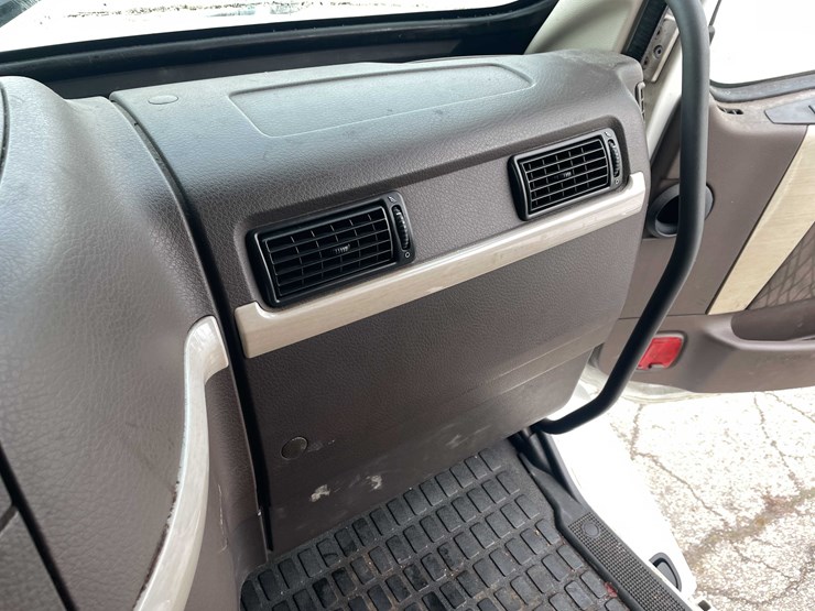 #1372-•-2014-volvo-sleeper-semi-(has-wi-title)-(of)-image-64