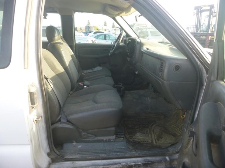 2004-chevrolet-3500-image-9