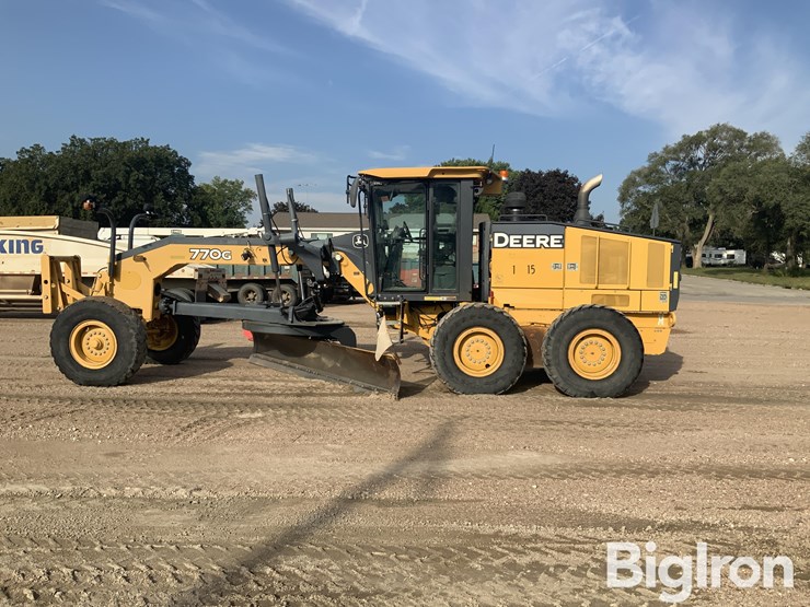 2011-deere-770g-image-8