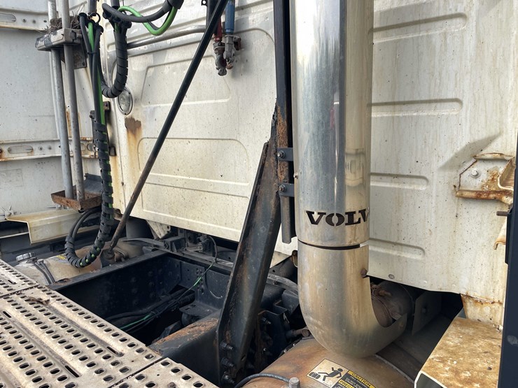 #1372-•-2014-volvo-sleeper-semi-(has-wi-title)-(of)-image-28