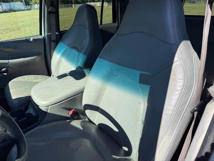 2002-ford-expedition-image-13