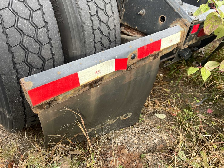 #1372-•-2014-volvo-sleeper-semi-(has-wi-title)-(of)-image-36