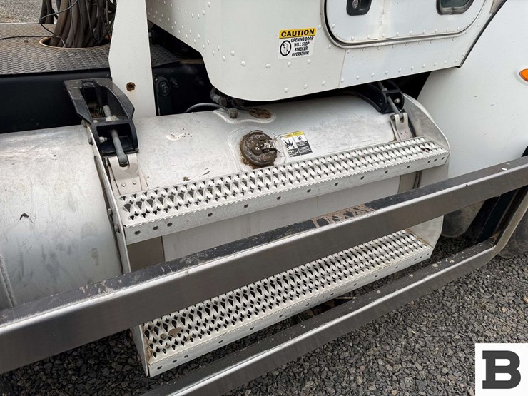 2013-peterbilt-348-image-38