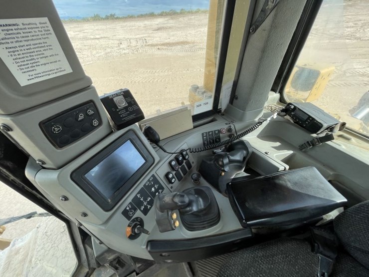 2019-caterpillar-d8t-image-34