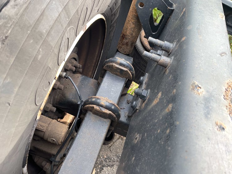 #1372-•-2014-volvo-sleeper-semi-(has-wi-title)-(of)-image-90