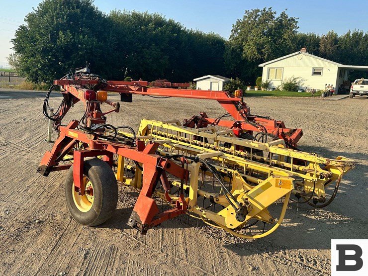 new-holland-216-image-4