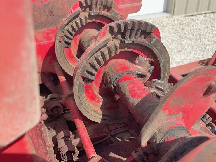 new-holland-275-image-31