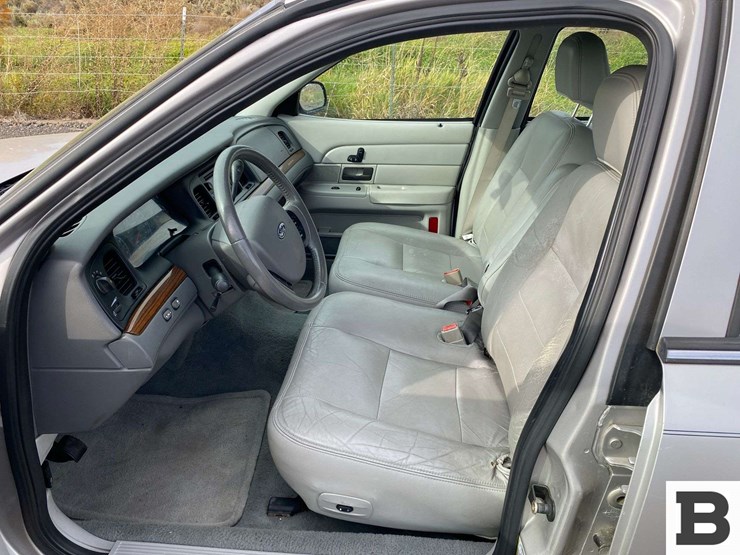 2005-ford-crown-victoria-sedan-image-14