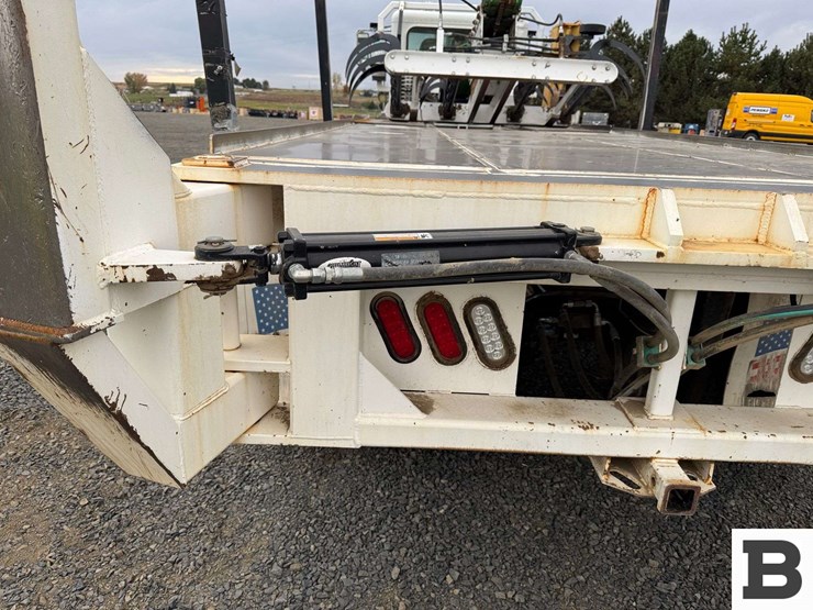 2013-peterbilt-348-image-27