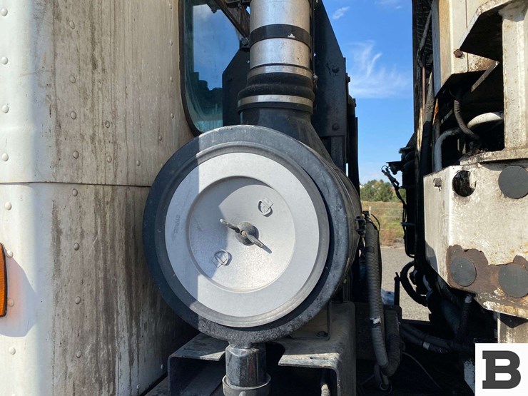 2006-peterbilt-320-image-13